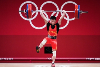 VĐV Việt Nam gây thất vọng, lực sĩ Trung Quốc đứng một chân nâng tạ phá kỷ lục Olympic