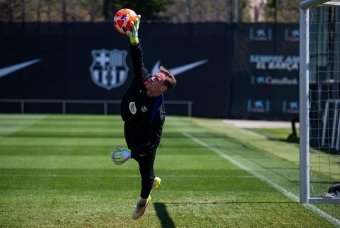 Tạm biệt Onana, MU chiêu mộ thủ môn lừng danh của Barca?