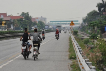 Kéo, đẩy xe máy trên đường có thể phạt tới 14 triệu đồng