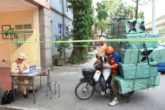 Hà Nội: Nhiều shipper bị xử phạt vì để hàng hóa che khuất biển số