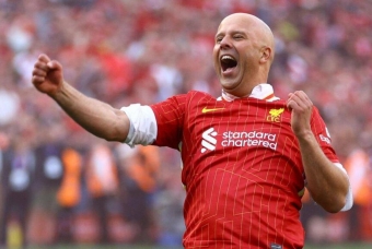 Arne Slot cảnh báo Arsenal & Man City sau chức vô địch EPL