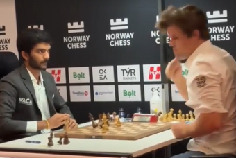 Vua cờ Magnus Carlsen cay cú đập bàn khi thua thần đồng Ấn Độ