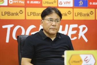 HLV Hà Nội FC bất bình vì trọng tài V-League quên luật