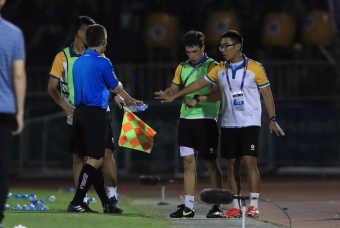 Trọng tài V-League gây tranh cãi lớn vì quên luật