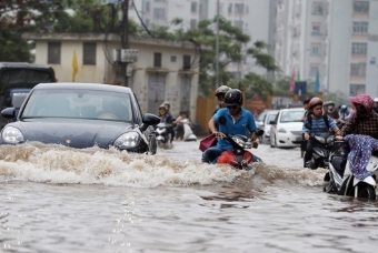 Cần làm gì khi xe máy đột ngột chết máy do đi qua vùng ngập nước?