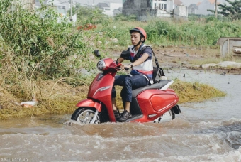 Xe máy điện có thực sự 'an toàn' khi mùa mưa đến?