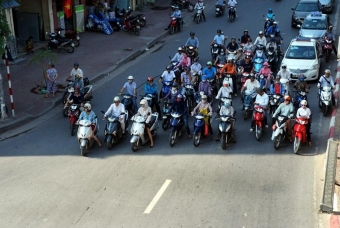 Chờ đèn đỏ dưới bóng râm tránh nắng nóng: Coi chừng bị phạt vì dừng xe sai vị trí