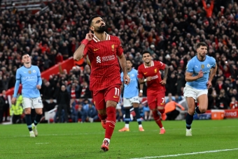 Salah chói sáng, Liverpool kéo dài chuỗi trận tệ hại của Man City