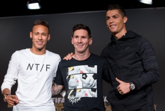 Mặc kệ Messi, Neymar bất ngờ 'về phe' Ronaldo