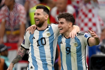 Tương tự Alvarez, Messi từng phạm luật trên chấm 11m tại World Cup?