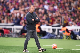 HLV Hansi Flick chỉ thẳng người hùng của Barca trước Real