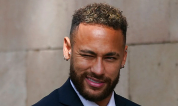 Neymar nhận 'mưa gạch đá' từ CĐV PSG