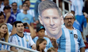 Hành động tôn vinh Messi bị người dân Argentina phản đối