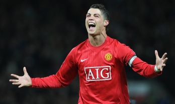 Cristiano Ronaldo bất ngờ 'xuất hiện trong màu áo MU' đầu năm 2023