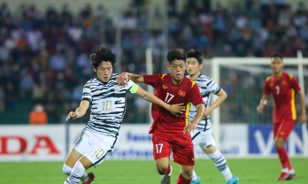 Bại tướng U23 Việt Nam gọi đồng đội Văn Toàn đá giải châu Á