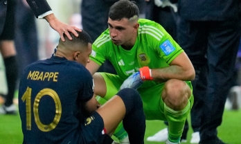 HLV lên tiếng về hành vi khiếm nhã của thủ môn Argentina với Mbappe