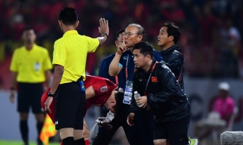 Dư luận phẫn nộ với hành động phản cảm của người Thái ở chung kết AFF Cup