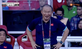 HLV Park phản ứng bất ngờ khi Văn Hậu thoát thẻ trận hòa Indonesia