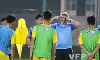 Khác hẳn thầy Park, HLV Troussier ra chỉ thị 'sốc' cho U23 Việt Nam