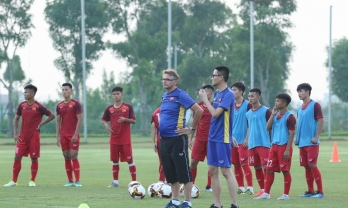 HLV Troussier gọi cầu thủ từng xuất ngoại lên U23 Việt Nam