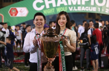 VIDEO: Cận cảnh nhan sắc hoa hậu của con dâu bầu Hiển trong ngày Hà Nội FC nâng cúp