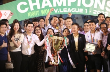 VIDEO: Cận cảnh màn trao cúp lịch sử của Hà Nội FC