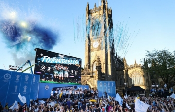 
                CHÙM ẢNH: Dàn sao Man City ăn mừng cực sung trong lễ diễu hành
            