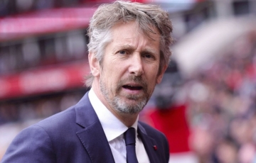 
                Van der Sar giải nghệ vì vợ: Huyền thoại vĩ đại trên sân cỏ và người đàn ông của gia đình
            