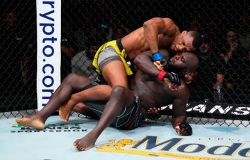 
                Kết quả UFC Fight Night: Đòn siết cổ tàn khốc, Almeida hạ knock-out Rozenstruik choáng váng
            
