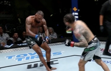 UFC Fight Night: Cú thuận tay hiểm ác, “Kẻ hủy diệt” Ferreira khiến Michael Johnson bất tỉnh