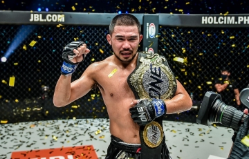 
                Prajanchai vui mừng khi hạ knock-out Sam-A trong trận tái đấu tranh đai vô địch thế giới
            