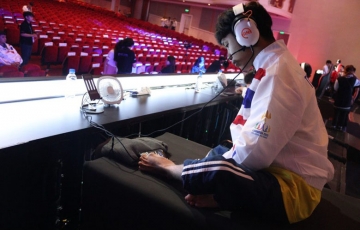 Tuyển thủ thi đấu eSports bằng chân tại Para Games 2023