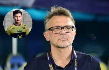 
                HLV Troussier chỉ rõ điểm Pau FC chưa làm tốt với Quang Hải
            