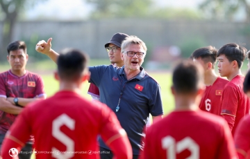 
                HLV Troussier bất ngờ loại 3 cầu thủ U23 Việt Nam
            