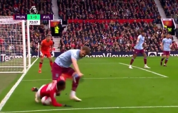 
                Man Utd mất oan một quả penalty trước Aston Villa?
            
