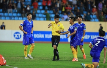 
                VFF phản ứng bất ngờ sau tình huống bẻ còi khó hiểu của trọng tài
            