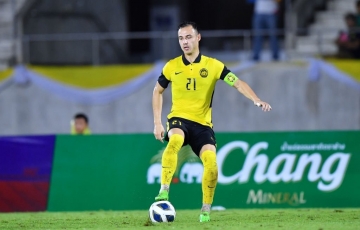 Không rõ luật FIFA, hậu vệ số 1 Malaysia bị thổi phạt cực hy hữu