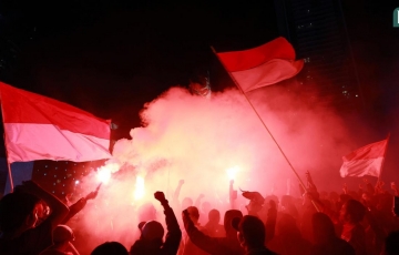 VIDEO: CĐV Indonesia đi bão, đốt pháo sáng ăn mừng HCV SEA Games