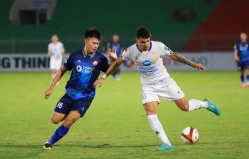 Thủ môn ĐT Việt Nam tỏa sáng, đại gia V-League thoát thua may mắn