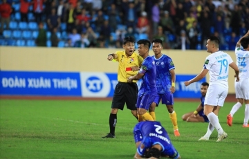 Trọng tài Việt Nam trở lại sau 2 tháng bị treo còi vì sai lầm khó hiểu