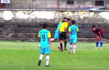 
                VIDEO: Cầu thủ nghiệp dư gây phẫn nộ khi đánh trọng tài
            