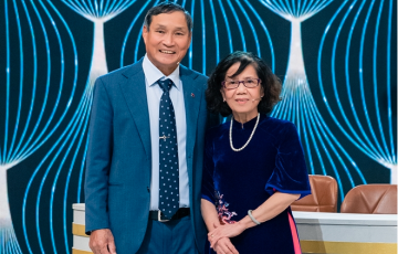 
                HLV ĐT nữ Việt Nam gây sốt với hình ảnh đáng yêu cùng bà xã
            