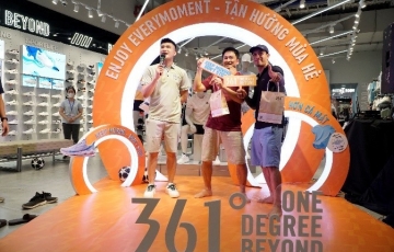 
                Diễn viên Việt Hoàng và VĐV tâng bóng nghệ thuật Đỗ Kim Phúc gây náo loạn tại TTTM Aeon Mall
            