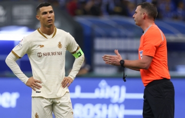 Trọng tài rút thẻ vàng cho Ronaldo nhận số tiền khủng, cao gấp đôi ở Ngoại hạng Anh