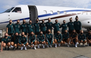Máy bay chở dàn sao Arsenal bốc cháy, tình hình cầu thủ và BHL ra sao?