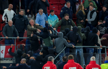 
                VIDEO: Gia đình bị tấn công, sao West Ham lao vào ăn thua đủ với CĐV AZ Alkmaar
            