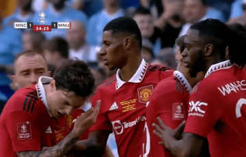 Lindelof bị fan Man City ném vật thể lạ vào mặt sau khi MU ghi bàn gỡ hoà