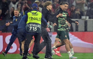 Fan cuồng lao thẳng vào sân ôm Ronaldo trước trận gặp Đức