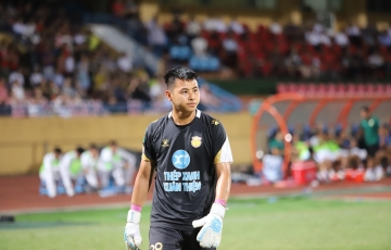 
                Thủ môn Trần Đức Dũng cản phá 3 quả penalty của Nam Định là ai?
            