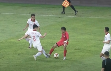 VIDEO: Pha vào bóng cực thô bạo của cầu thủ Singapore với Phan Tuấn Tài